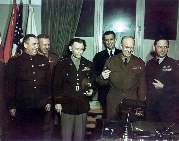 Eisenhower con los comandantes aliados tras la firma de la rendición alemana en Reims