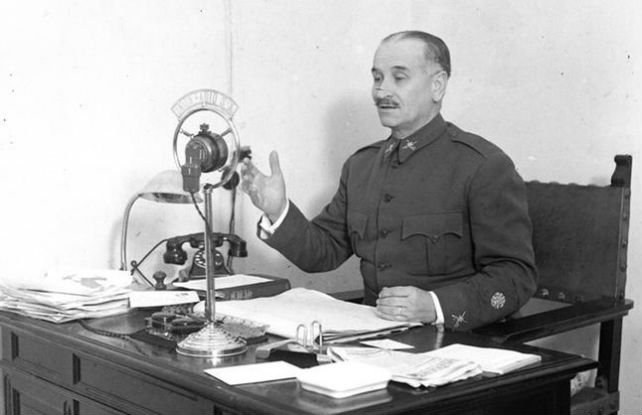 El general Queipo de Llano hablando al micrófono de Unión Radio Sevilla