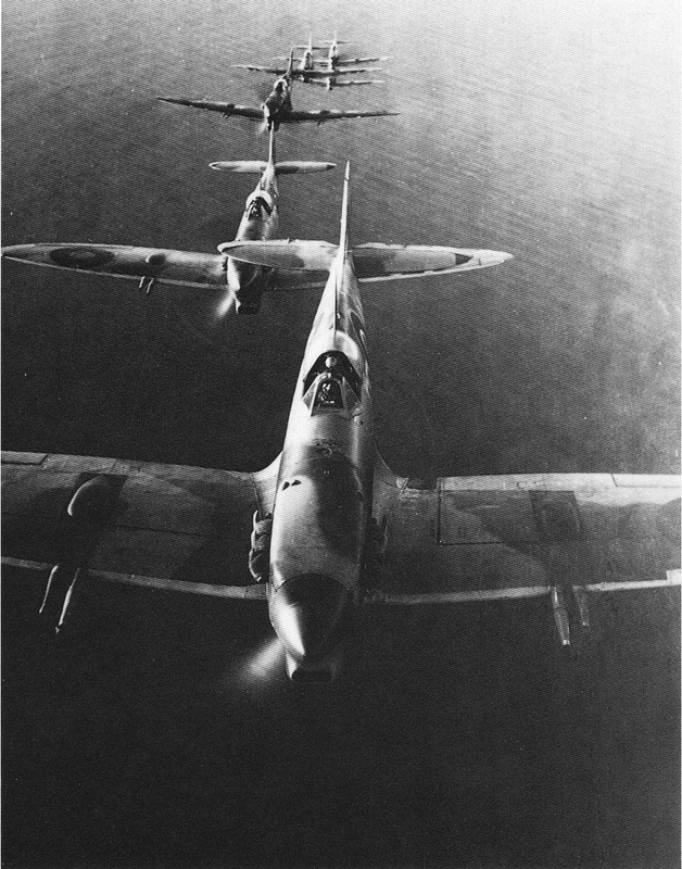 Supermarine Spitfire volando en formación