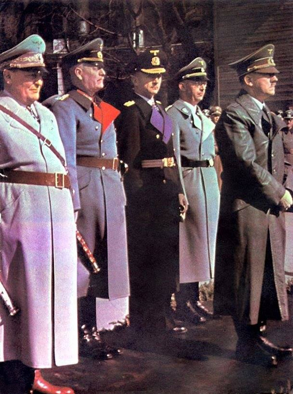 De derecha a izquierda. Hermann Göring, Wilhelm Keitel, Karl Dönitz, Heinrich Himmler y Adolf Hitler