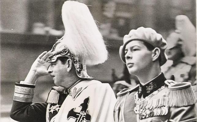 El Rey Carlos II de Rumanía con el príncipe Mihail