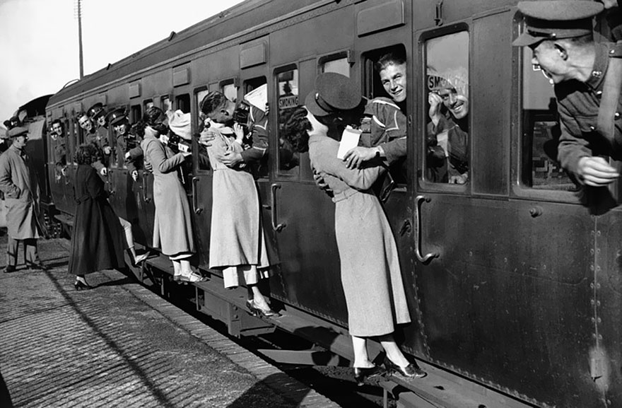 Soldados partiendo hacia Egipto en plena despedida, 1935. Magnífica imagen de E. Dean