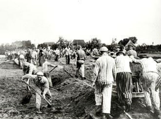Prisioneros del campo de concentración de Neuengamme cavando un canal