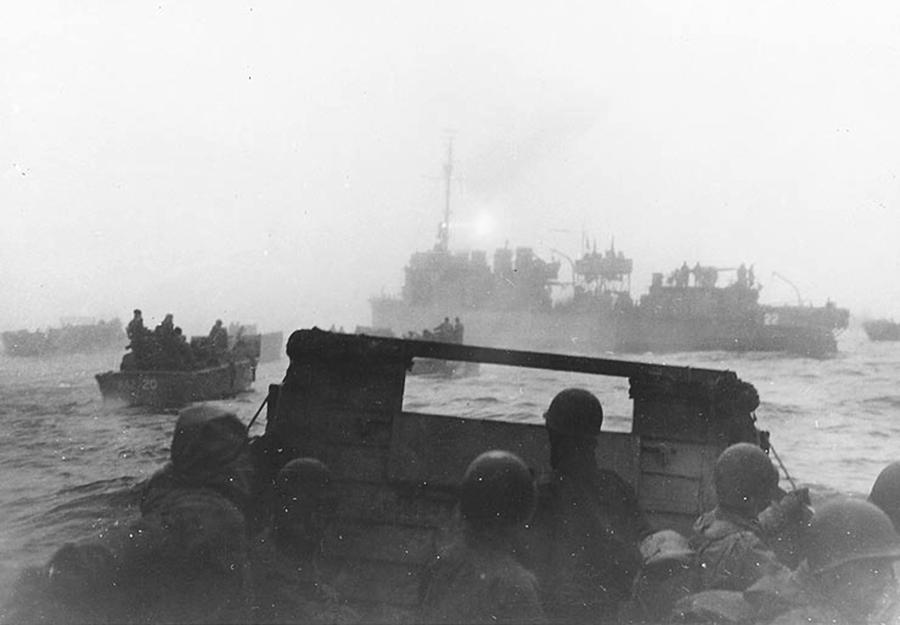USS Pruitt conduce lanchas de desembarco de USS Heywood hacia sus playas del desembarco en la Bahía de la masacre, Attu