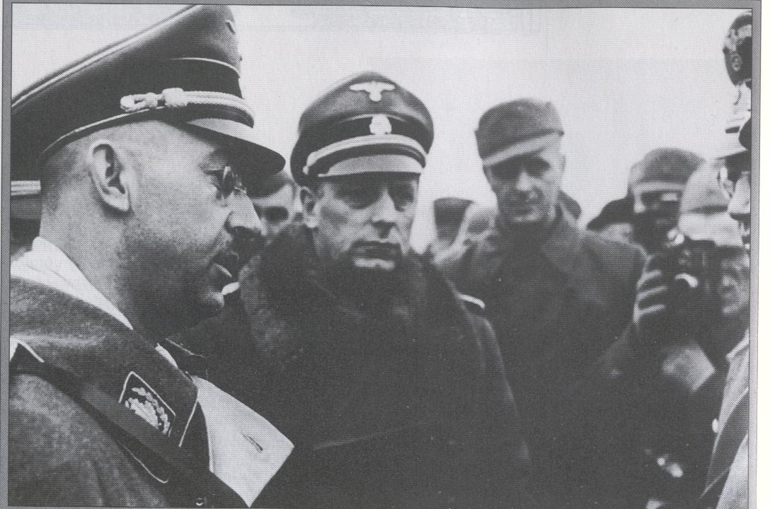 De derecha a izquierda, Heinrich Muller, Heydrich, Himmler, Franz Huber y Arthur Nebe