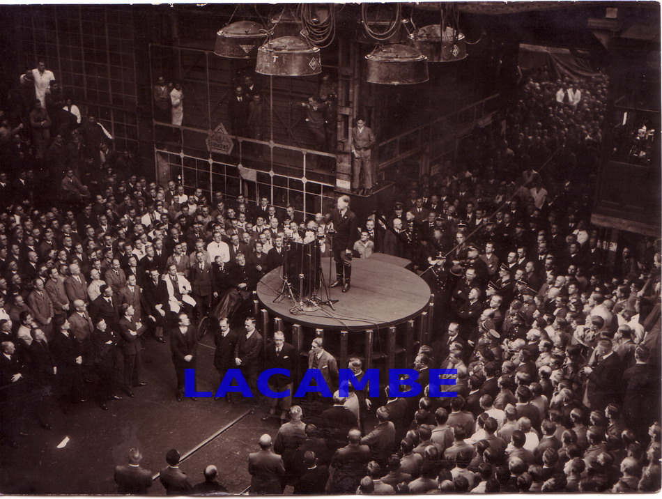 Foto original de Hitler en uno de sus primeros discursos en los años 20, en la segunda planta del Hofbräuhaus