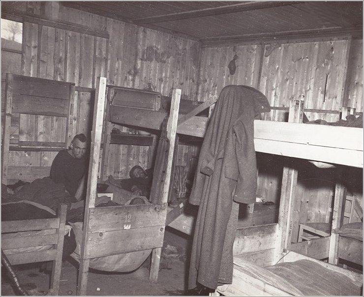 Prisioneros en el interior de uno de los barracones de Mauthausen