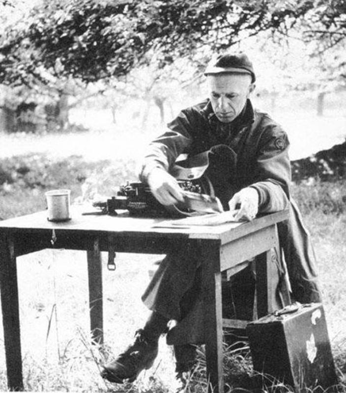 Ernie Pyle, escribiendo sus crónicas en la campaña de Normandía Ernie Pyle, escribiendo sus crónicas en la campaña de Normandía