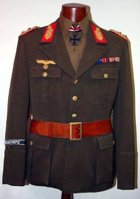 Guerrera de General del Afrika Korps en color verde oliva. Esta en concreto perteneció al General Gustav Fehn