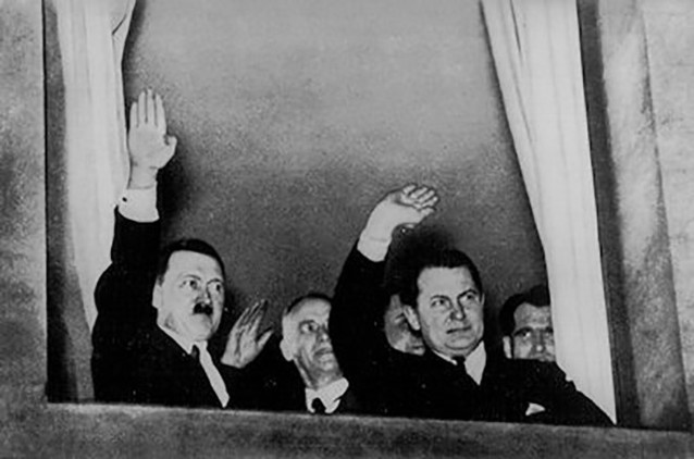 Hitler, Frick y Göring, saludando desde la Cancillería, el 30 de enero de 1933