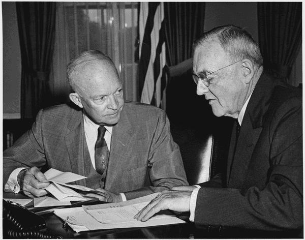 El presidente Eisenhower con el secretario de Estado John Foster Dulles, el 14 de agosto de 1956
