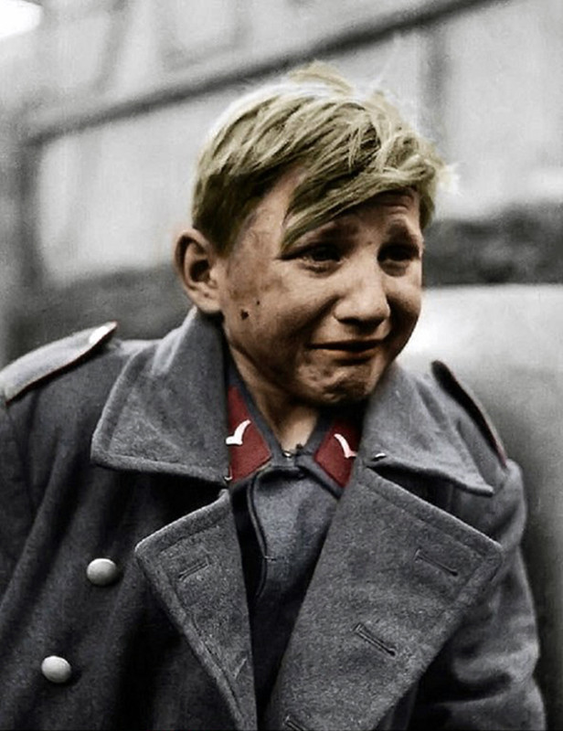 Hans-Georg Henke de 16 años llora al ser tomado prisionero al este de Berlín