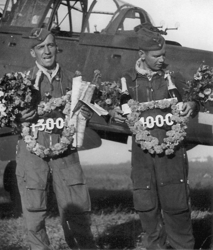 Rudel después de su misión de combate 1300 junto a Henckel que celebra la número 1000