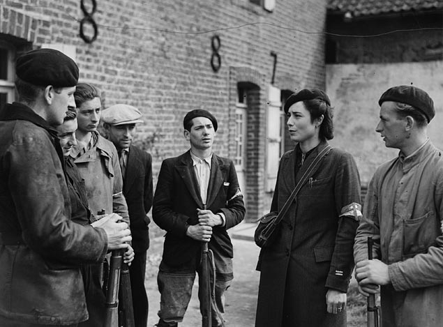 Un grupo de maquis entabla contacto con tropas canadienses en La Trésorerie, en vísperas del ataque sobre la ciudad de Boulogne el 14 de agosto de 1944