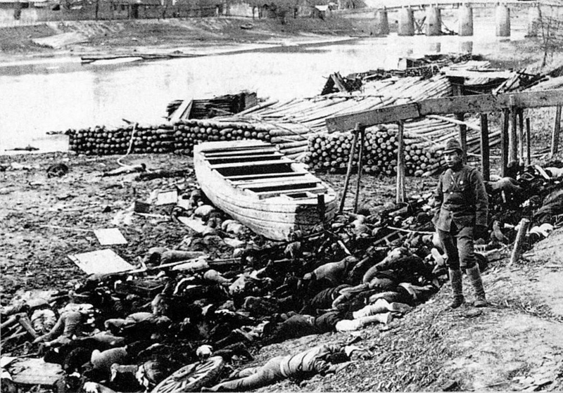 Cadáveres chinos en la ribera del Río Nanking