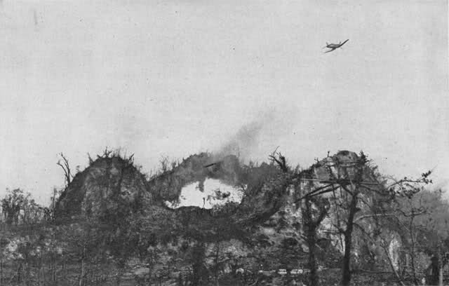 Bombardero Corsair atacando posiciones japonesas con base en el campo de aviación de Peleliu