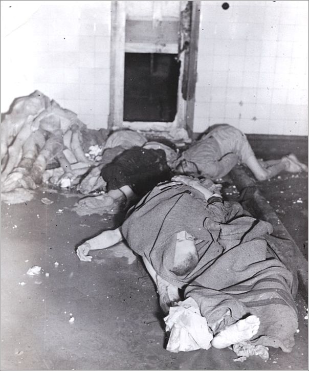 Cadáveres de presos muertos en las duchas
