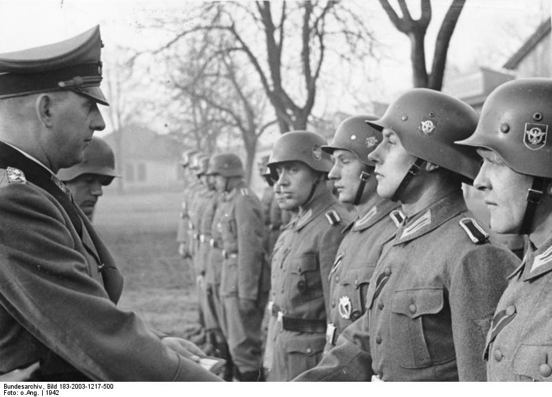 El SS-Oberst-Gruppenführer Daluege entregando condecoraciones al Polizei-Bataillons Cholm en 1942