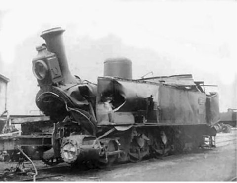 Una locomotora de vapor alrededor del año 1900, con graves daños, durante la Guerra Anglo-Boer en Sudáfrica