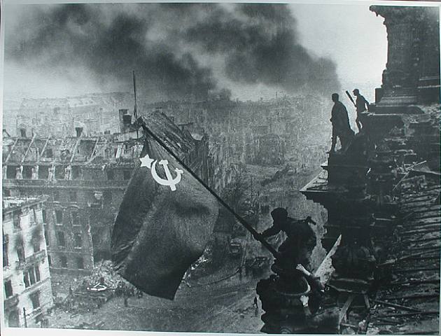 Icónica fotografía tomada por Yevgeny Khaldei de la colocación de la bandera roja en el Reichstag