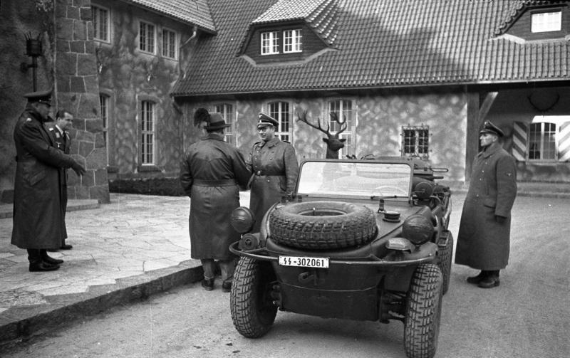 Göring saluda a un oficial de las SS en Carinhall