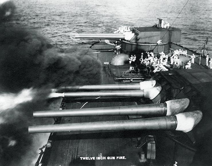 USS Arkansas. Dispara su torreta nº 5 y torreta nº 4, antes de la segunda guerra mundial, al lado un gran número de marineros en cubierta observan las pruebas