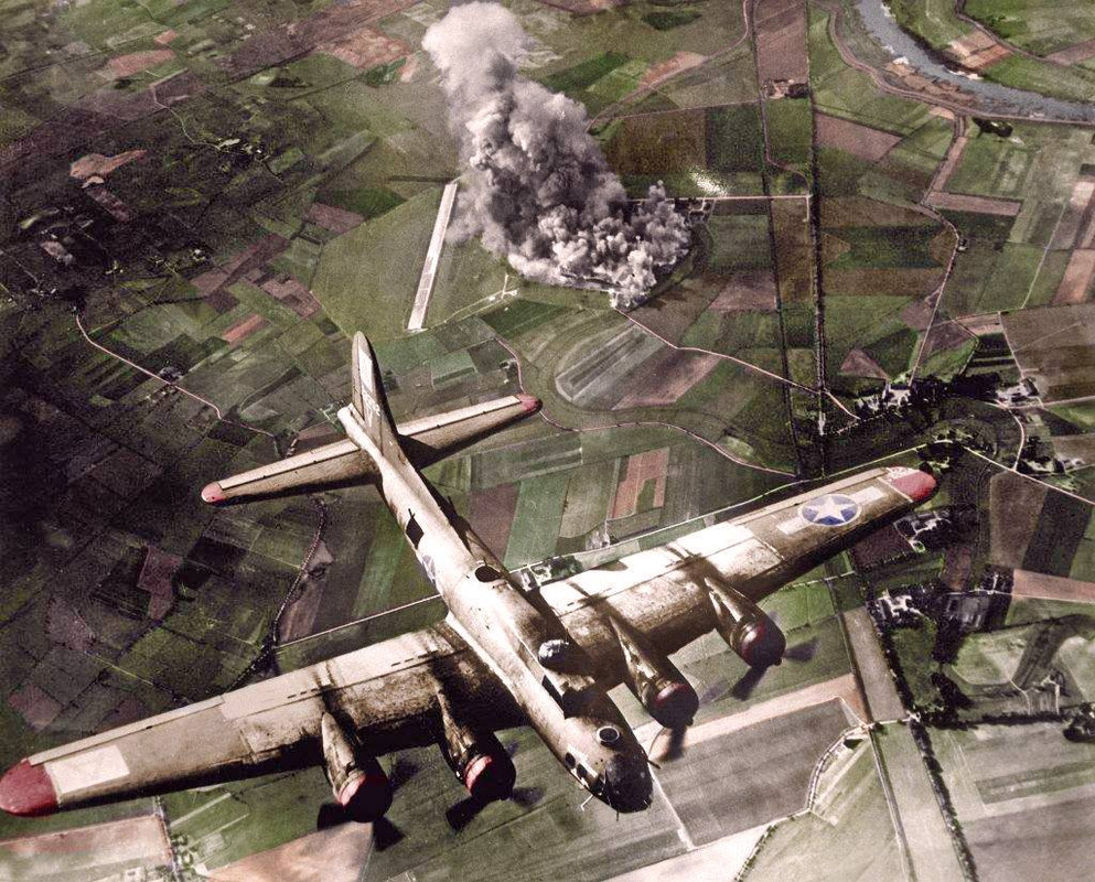Un bombardero B-17 llamado Virgins Delight segundos después de bombardear con éxito una fábrica de aviones caza Focke Wulf 190 en Marienburg
