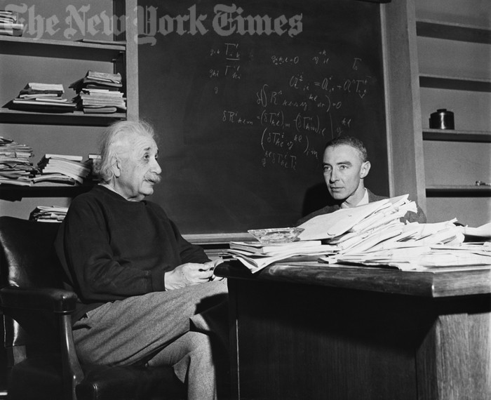 Albert Einstein y Robert Oppenheimer Albert Einstein y Robert Oppenheimer