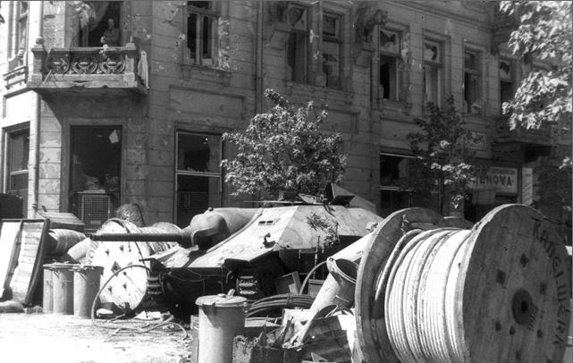 Barricada del Ejército Territorial Polaco en la Plaza de Napoleón de Varsovia, 1944. Nótese que parte de la barricada es un tanque alemán inutilizado