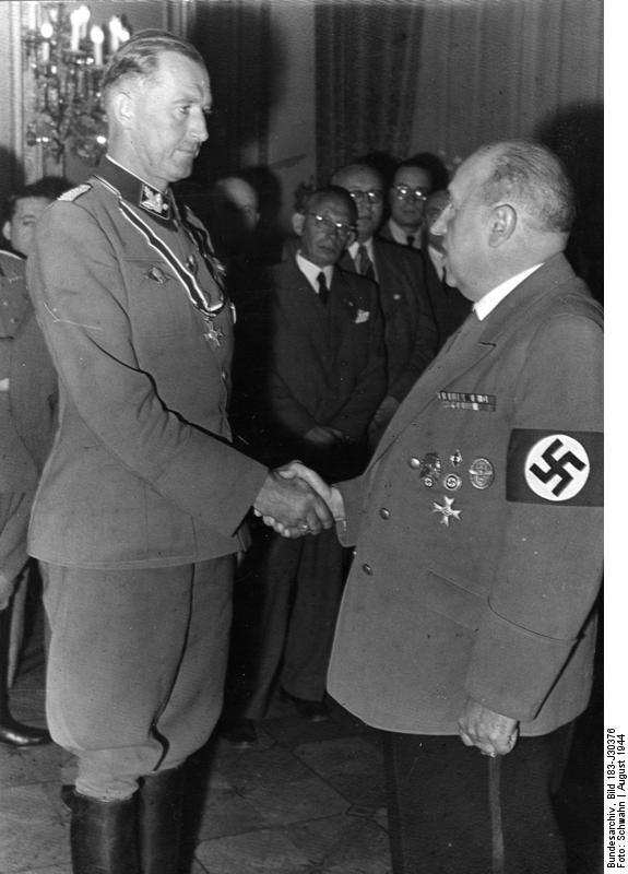 Funk, derecha, en agosto de 1944 durante la adjudicación de la Cruz de Caballero a su Secretario de Estado Franz Hayler