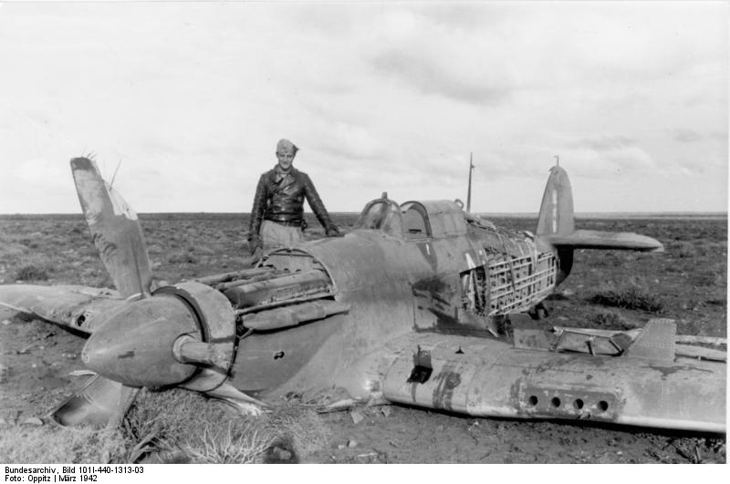 Hans-Joachim Marseille al lado de un Hurricane derribado por él en marzo de 1942
