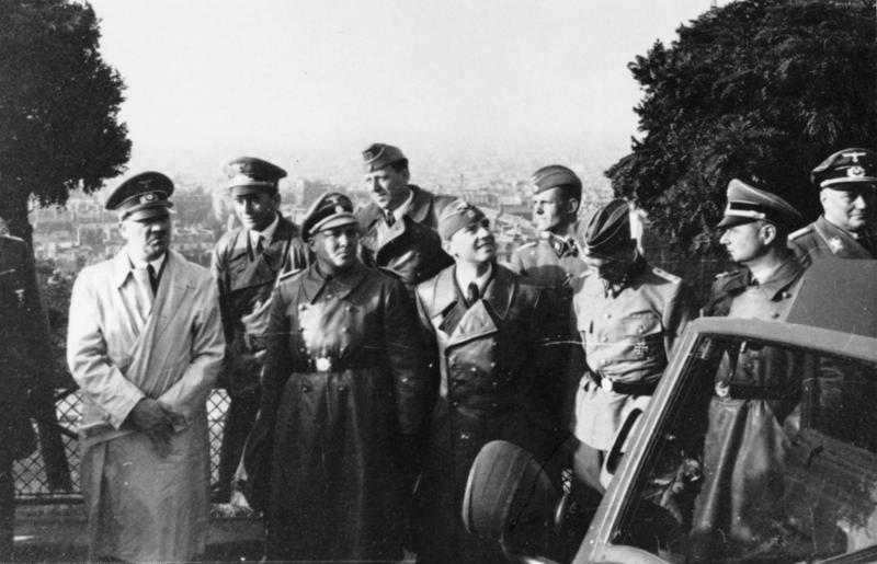 De izquierda a derecha, Adolf Hitler, Albert Speer, Martin Bormann, Hermann Giesler y Arno Breker, París 1940