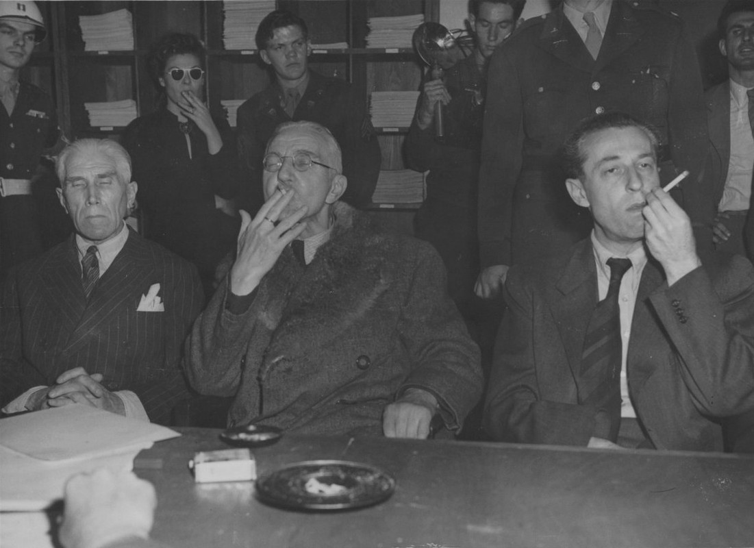 Franz von Papen, Hjalmar Schacht, y Hans Fritzsche después de su absolución en Nuremberg, 1946