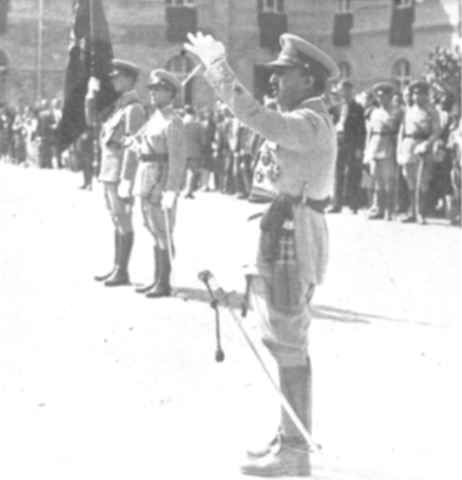 Francisco Franco, arengando a los cadetes en 1930