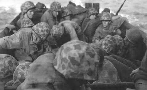 Marines en una lancha de desembarco camino de Peleliu. Se denota el nerviosismo e inquietud de las tropas