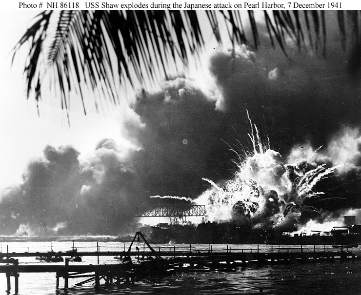 Explosión del USS Shaw DD-373, atacado por la segunda oleada de aviones japoneses