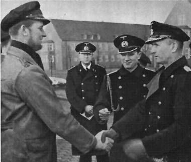 Konteradmiral Karl Dönitz condecora al Oblt. Nico Clausen comandante del U-37