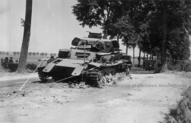 Pz IV Kpfw destruido en mitad de una carretera cerca de Amiens, Francia. Fue destruido alrededor del 5 junio de 1940