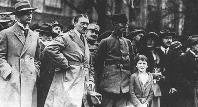 Alfred Rosenberg junto a Hitler durante el Putsch de Múnich, 9 de noviembre de 1923