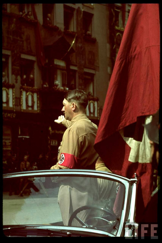Adolf Hitler en la toma de posesión de los abanderados de las SS