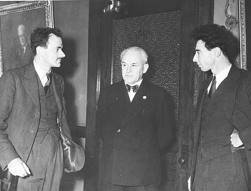 Paul Dirac, Robert Millikan y Robert Oppenheimer Paul Dirac, Robert Millikan y Robert Oppenheimer