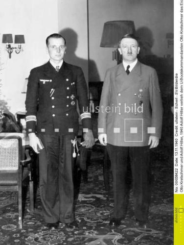 Otto Kretschmer fotografiado junto a Hitler, después de ser condecorado con las Hojas de Roble
