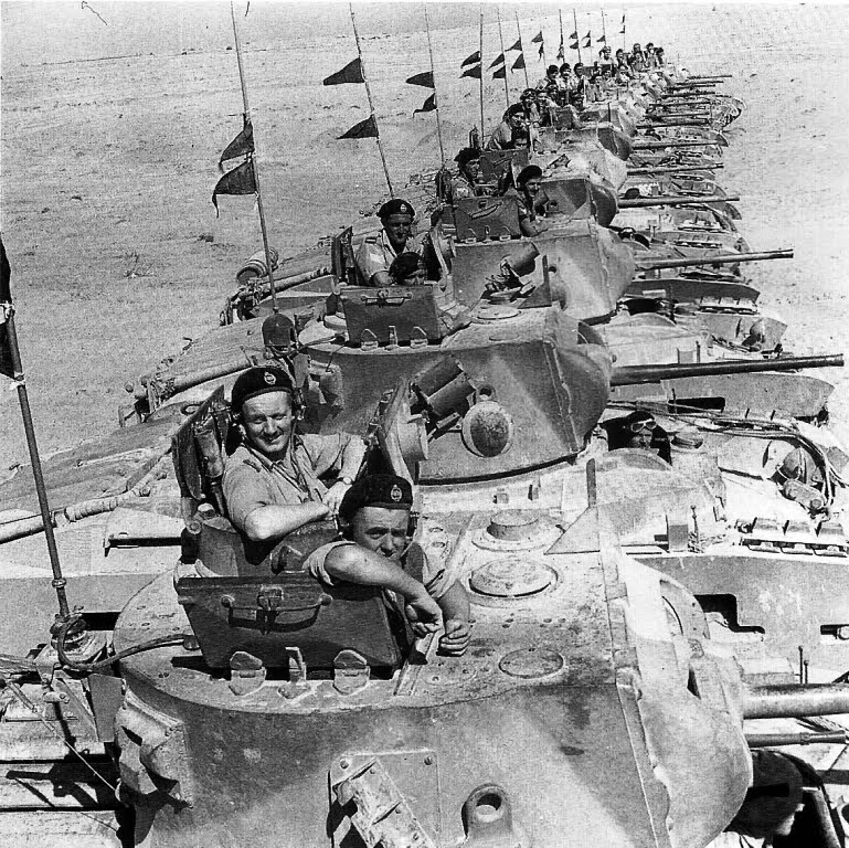Escuadrón de carros británicos Matilda, su gruesa coraza sólo podía ser perforada por los cañones de 75 y 88 mm.