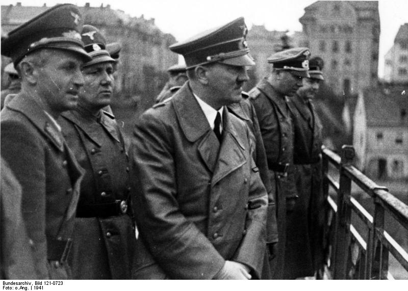 Bormann, a la derecha de Hitler, en el Puente Viejo de Máribor, abril 1941