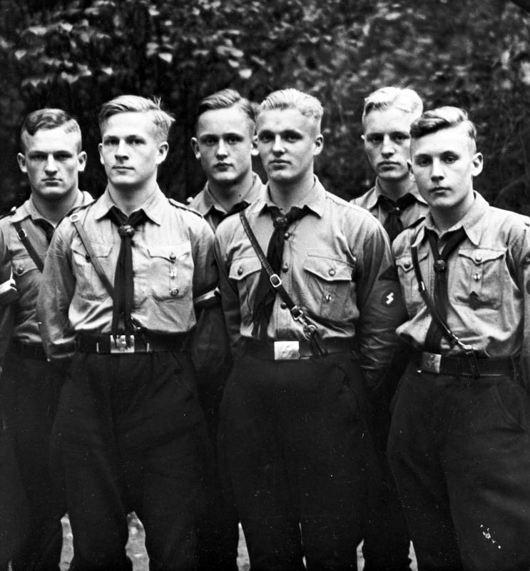 Miembros de las Juventudes Hitlerianas fotografiados en 1933