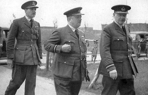 Sir Arthur Harris con oficiales de la RAF visita el aeródromo del 406º Escuadrón en Inglaterra