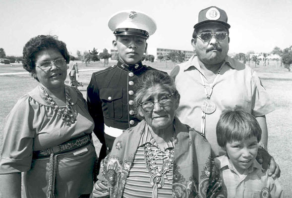 Marine estadounidense Code Talker Michael V. Smith, con su familia
