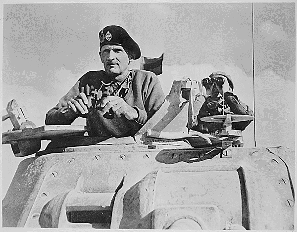 Montgomery a bordo de un tanque Grant en el Norte de África en noviembre de 1942