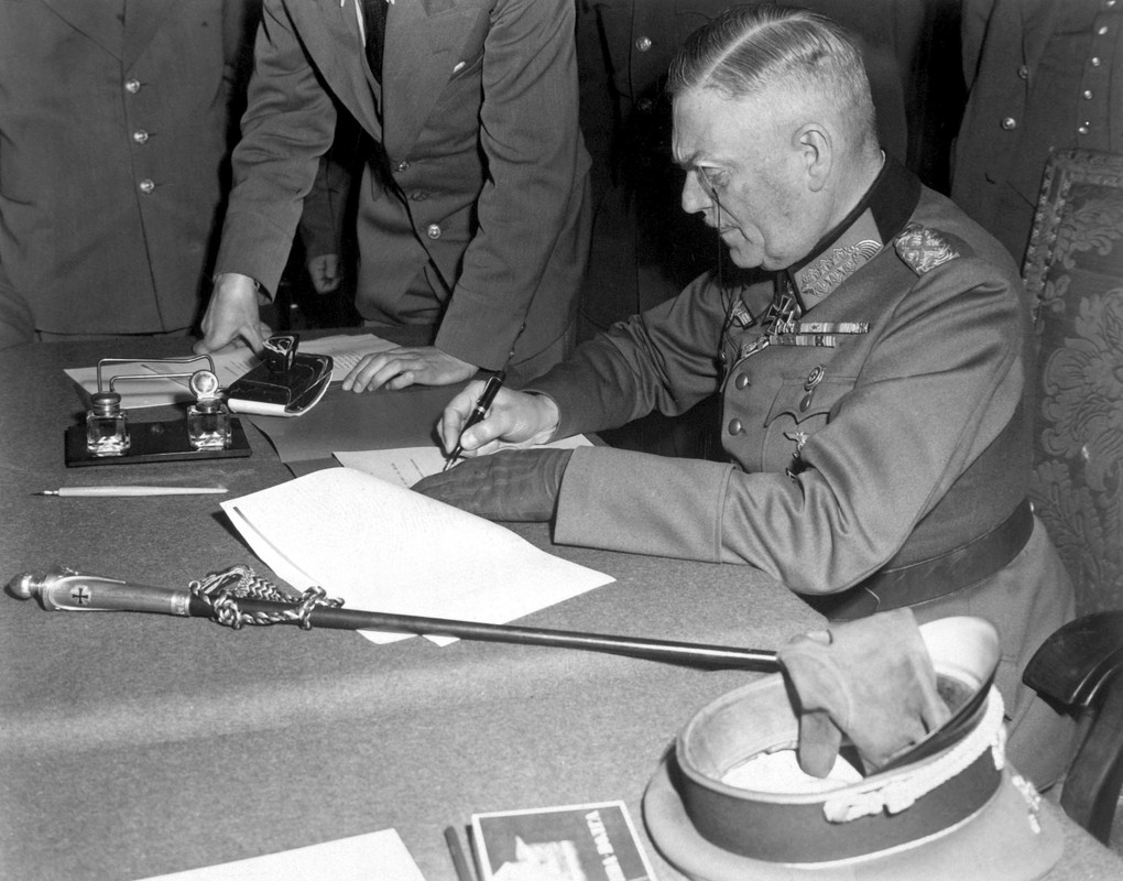 eitel firma la rendición ante oficiales del Ejército Rojo