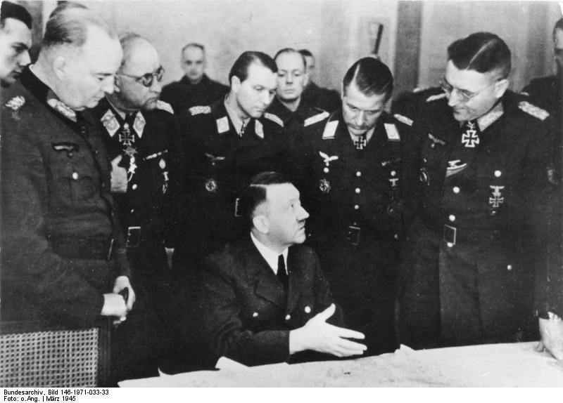Hitler conferenciando con el Generalleutnant Wilhelm Berlin, el GeneralfeldmarschalRobert Ritter von Greim, con el Generalmajor Franz Reuss, con el General der Flakartillerie Job Odebrecht y con Generalleutnant Theodor Busse en Marzo de 1945